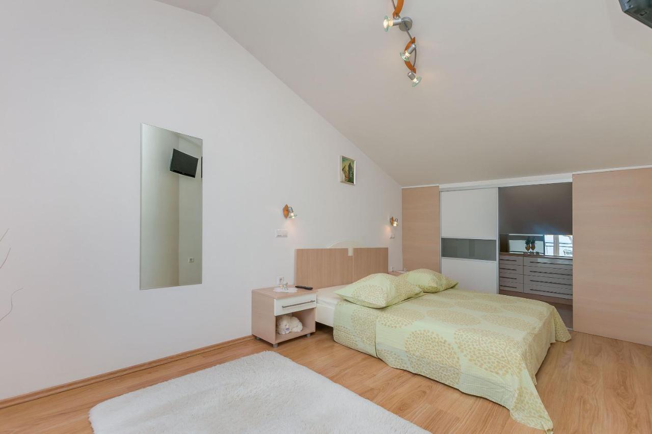 Apartments Mia Omis Exterior photo